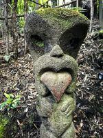 Maori Skulptur im Wald bei Rotorua