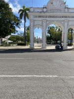 Blick durch den Triumphbogen auf dem Platz José Marti