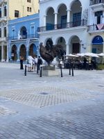 Skulptur auf der Plaza Vieja