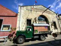 Markthalle von Oamaru mit Oldtimer davor