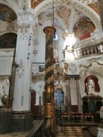 Eine Votivkerze in der Klosterkirche (im Vordergrund)