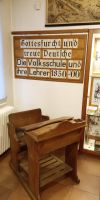 Tag 9 Blick auf eine alte Schulbank im Schulmuseum Lohr am Main 