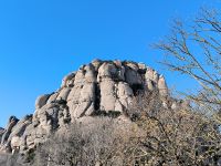 Blauer Himmel auf dem Montserrat