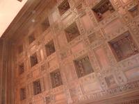 Diese Holzdecke stammt eindeutig aus christlicher Zeit. Plus Ultre war das Motto von Karl V.