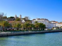 Blick auf die andere Uferseite des Gilao River