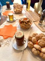 Schnapsverkostung in einer urigen Bar mit einheimischen Spezialitäten 