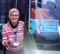 Reiseleiterin Martina bereit zur Heimreise mit ihrer netten Reisegruppe nach vier wundervollen Tagen am Bodensee! (Reise: Silvester am Bodensee).