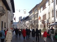 Trient, die breite Straße, die zum Dom führt, ist mit schönen Palästen gesäumt.