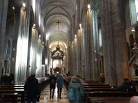 Trient, das hohe romanische Mittelschiff der Kathedrale mit Barockaltar