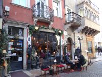 Trient, eine einladende Idee, das Wohnzimmer auf die Straße zu verlegen. 