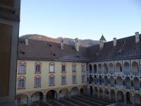 Brixen, über der Hofburg glühen die Gipfel im Abendlicht. 