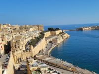 Blick von Upper Barracca Gardens auf Valletta und Hafeneinfahrt/Malta
