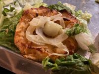 Kartoffelblätter-Törtchen, Zwiebeln, getrocknete Tomaten, Eisbergsalat und marinierter Fenchel