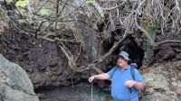 Unser Reiseleiter Antonis am Bad der Aphrodite