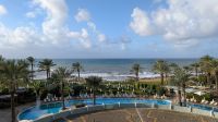 Aussicht auf Pool und Meer am Tage