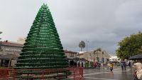 Weihnachtsbaum aus Leergut auf einem Marktplatz