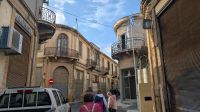 Stadtzentrum der griechischen Seite von Nikosia und Grenzposten auf der rechten Seite