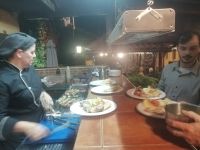 Vorbereitung eines fangfrischen Thunfisch-Spießes, Restaurant Villa Ventura