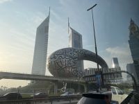Fahrt entlang der Sheik Zayed Road nach Abu Dhabi