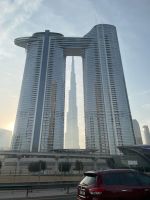 Fahrt entlang der Sheik Zayed Road nach Abu Dhabi