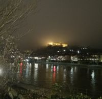 abendlicher Blick vom Mainufer zur alten Mainrücke und zur Festung Marienberg