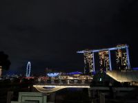 Blick auf Marina Bay Sands Hotel und Singapore Flyer 