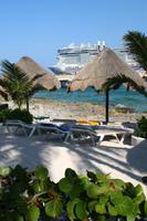 Strand am Hafen von Mahahual Mexiko