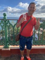 Unser Gästeführer begrüßt uns mit einem Drink auf der Terrasse des Palacio