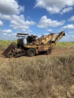 Ab und zu trifft man unterwegs noch eine Zuckerrohrvollerntemaschine
