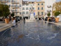 Brunnen mit Statue von Lord Brougham in Cannes (Entdecker von Cannes als Urlaubsziel)