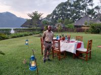 Abendessen in der Crater Safari Lodge, Uganda