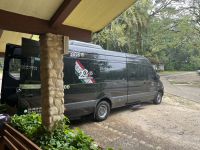 Bus beladen bei Regen, Palenque