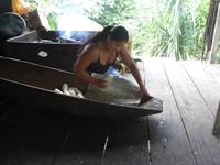 Eine Siona bereitet Manjok zu