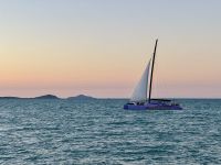 16. Tag: Entspannung in Airlie Beach – Die Camira segelt am Abend vorbei