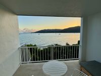15. Tag: Sonnenaufgang über Airlie Beach vom Hotelzimmer aus