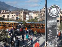 DSCN9766.JPG   Umstieg in den Orangenexpress