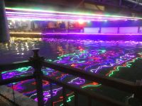 bunte Spiegelungen im Melaka-Fluss in Malakka