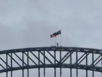 20. Tag: Stadtrundfahrt in Sydney – Blick im Aussichtspunkt am Mrs Macquarie’s Chair auf die Spitze der Harbour Bridge