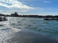 Der Canale Giudecca läuft über