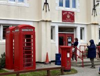 The Postoffice und die Telephonzelle mit Verbindung nach UK
