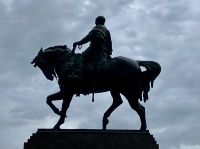 Ueberall Statuen von Freiheitskaempfer