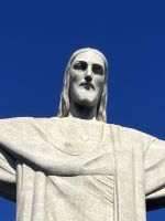 Der Christus Redendor schaut auf die Stadt hinunter