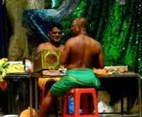 hinduistische Tempelpriester bei Vorbereitungen in den Batu Caves