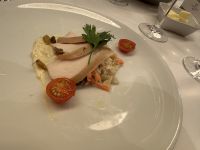 Vorspeise: geräuchertes Hähnchen mit goldenen Rosinen