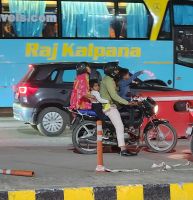 Indische Familie auf dem Moped