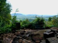 der Aufstieg ist geschafft mit Blick auf den höchsten Berg Malaysias im Taman Negara NP