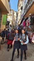 Darjeeling - Schülerinnen in Uniform auf dem Bazar