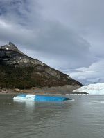 ein leuchtend blauer Eisberg