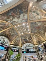 Einkaufszentrum mit Fresken
