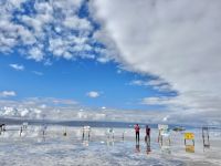 Die Wolken spiegeln sich im Salzsee